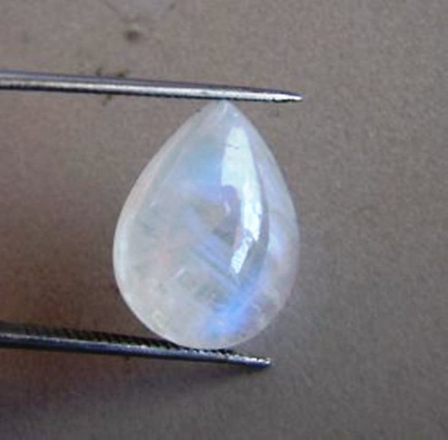 Blue White Rainbow Moonston Pear 15.71Ct 20x15x7.4mm: Gem: Natural Moonstone Qty: 1 Weight: 15.71 carat Pear Shape Cut: Cabochon Measurement: 20 x 15 x 7.4mm Clarity: Transparent Color: Blue White Rainbow Treatment: None Origin: Sri Lanka (Ceylon)