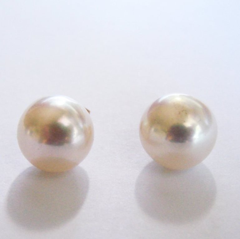 10 mm Stud Earrings White Cultured Pearl Grade: AA (1 of 2)