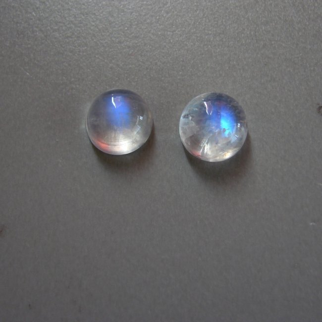 Pairs Blue White Rainbow Moonstone Round 3.36Ct: Gem: Natural Moonshine Qty: Pairs Weight: 3.36 Carat Round Shape Cut: Cabochon Measurement: 6.9x4.4 mm Clarity: Transparent Blue White Rainbow Treatment: None Origin: Sri Lanka (Ceylon))