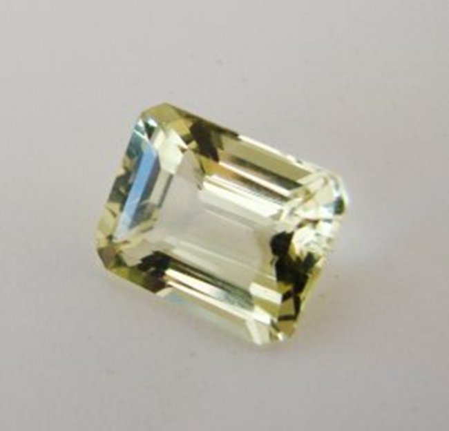 Natural Lemon Topaz Octagon Shape 4.65Ct 11x9x6.5mm: Gem Type: Natural Lemon Topaz Weight: 4.65 Carat Measurement: 11x9x6.5 mm Shape: Octagon Cut: Facet Cut Clarity: VS Color: Light Yellow Origin: Brazil