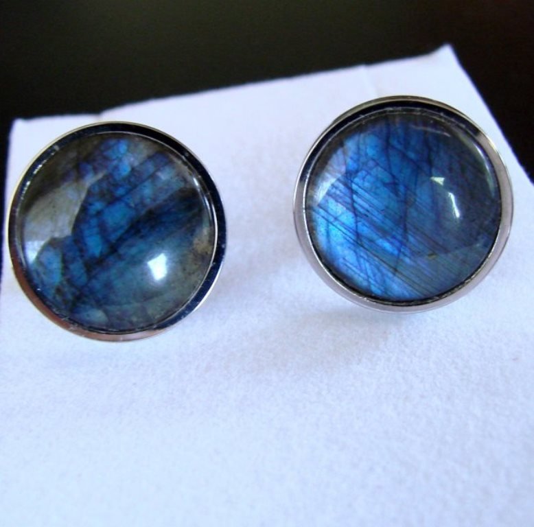 Men Cufflink Slainless Natural Labradorite Round 13Ct: Gems Type: Natural Multicolor Labradorite Round Cabochon Measurement: 18x13 mm Weight:13.00 Carat Clarity: Translucent,Color: Multicolor Treatment: None Cufflink Size: L 1"inch x W 17.3mm Shape: Round