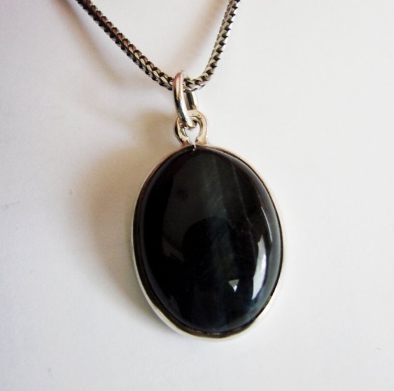 Natural Cat's Eye Pendant 39Ct 18k W/g OverlayOverlay: Gem Type: Natural Emerald Quantity : 1 Measurement: 6x6x3.8 mm Weight: 1.12 Carat Shape: Cushion,Cut Facet Clarity: SI,Color: Green Treatment: Oiled Origin: Columbia Item will come with Appraisa