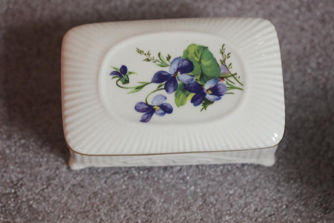 A Lord Nelson Pottery Trinket Box: 3 /8" in diameter