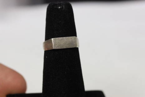 A Sterling Ring: marked 925 - size 6