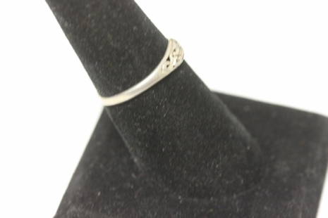 A Sterling Ring: marked 925 - size 8.5