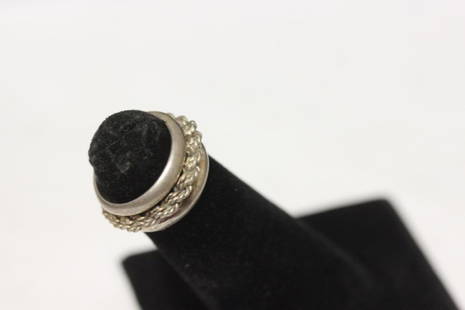A Sterling Ring: marked 925 - Mexico - size 4