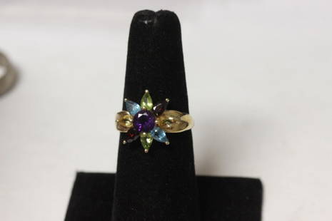 A 10 Kt Yellow Gold and Gemstone Ring: size 8 - marked 10Kt