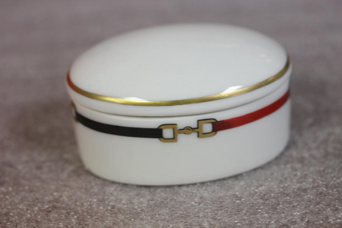 A Haviland Limoges Stirrup Design Trinket Box: 2 1/2" in diameter