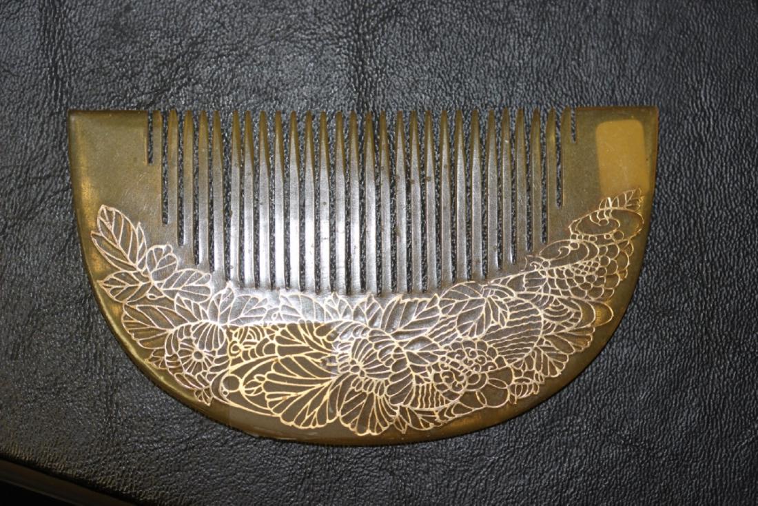 A Vintage Japanese Tortoise Shell Comb: Approximately 4" in length