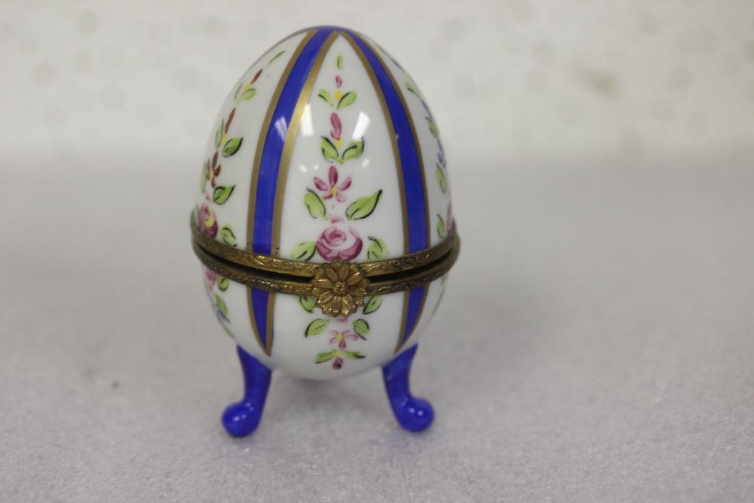 A Limoge Peint Main Trinket Box: Egg form, three legs - 3 1/8" tall