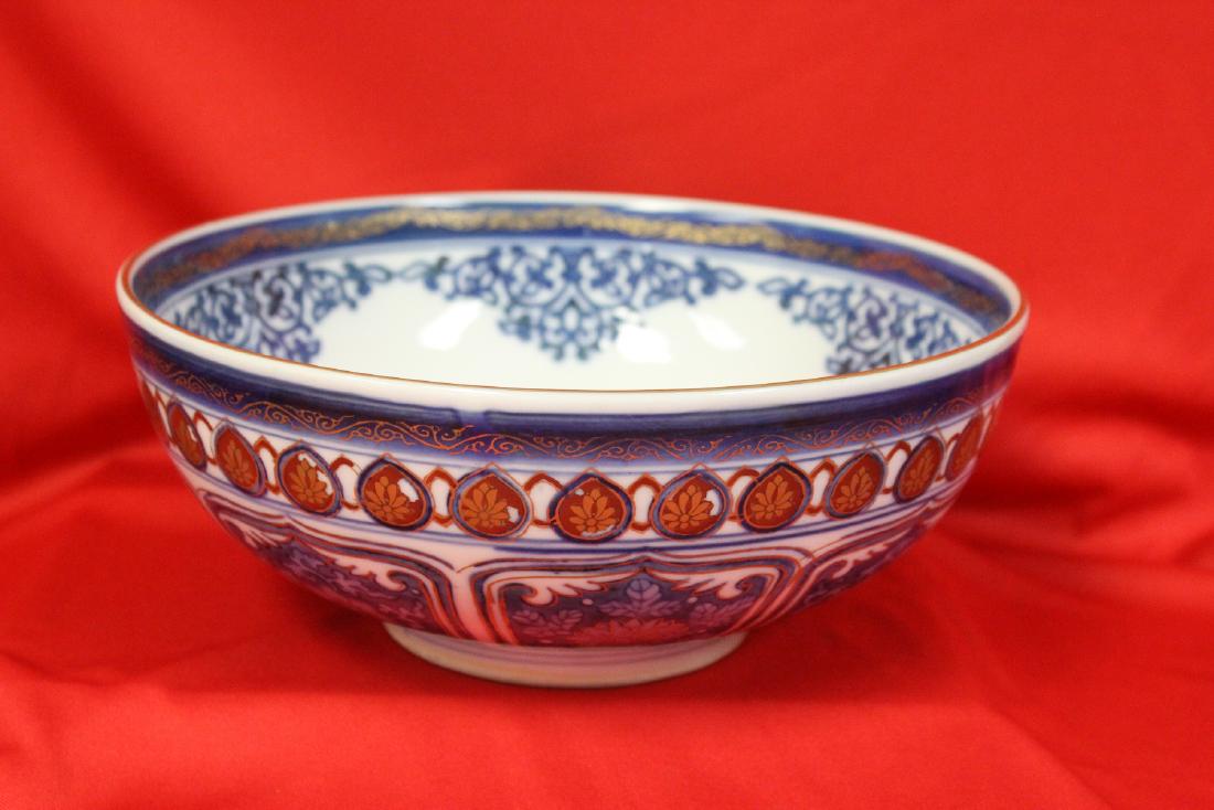 A Large Gold Imari Bowl: 9 3/4" in diameter