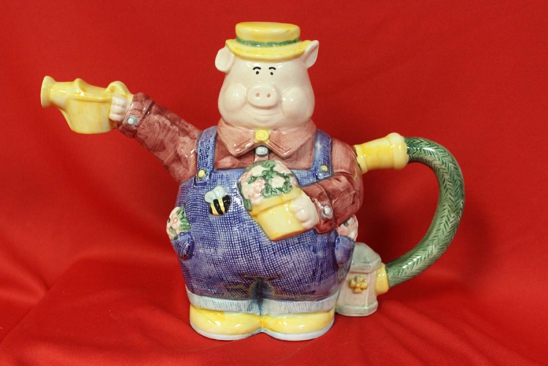 An Omnibus Fritz and Floyd Teapot: 7 1/2" tall