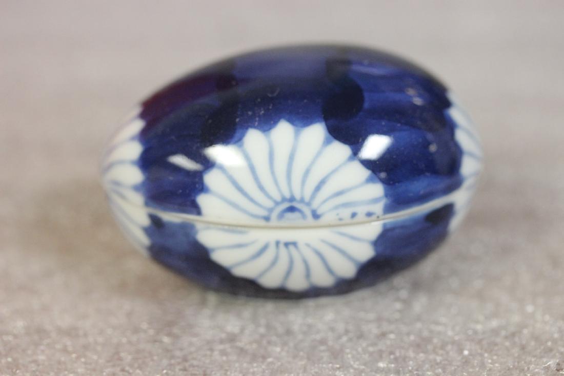 An Egg Shaped Oriental Trinket Box: Blue and white - 2 3/8" in diameter