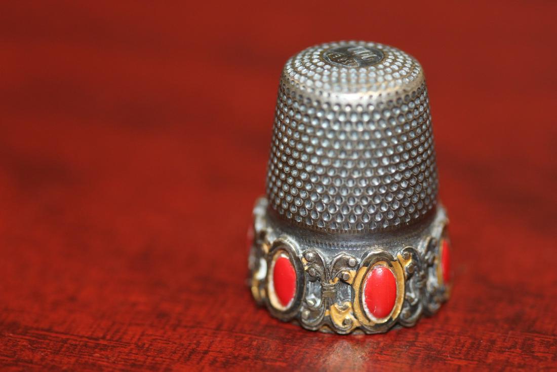A Sterling Thimble: marked .925 enamel