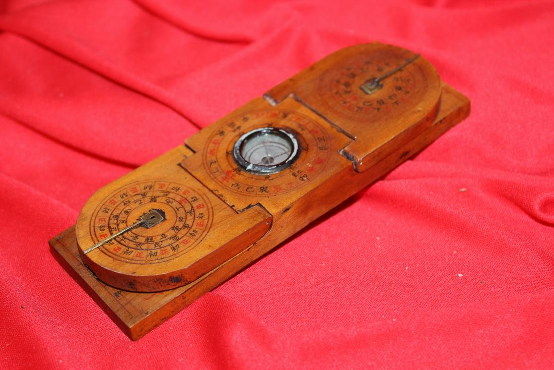 An Antique/Vintage Chinese Compass: 6" in length