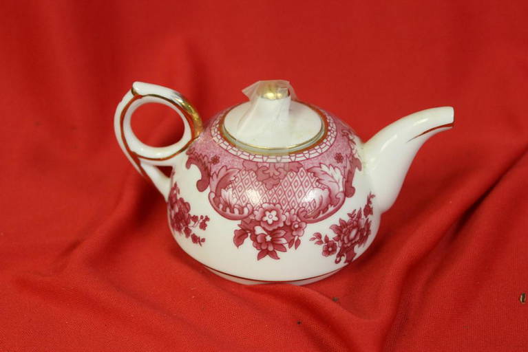 A Decorative Teapot (23014) on Jul 27, 2019 Lakeland Antique Bazaar in FL