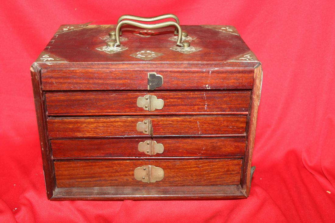 A Vintage Bone and Bamboo Mahjong Set: total of 160 tiles - boxed