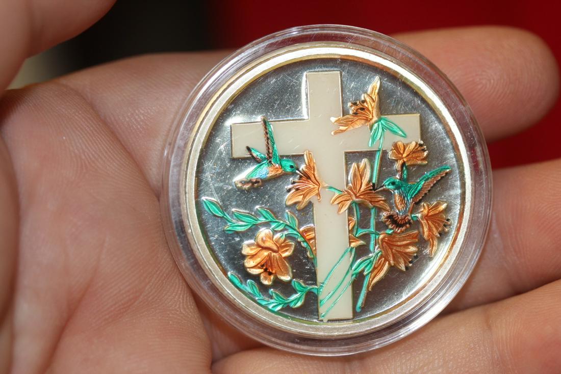 An Enamel One Troy Ounce .999 Silver Round: as shown