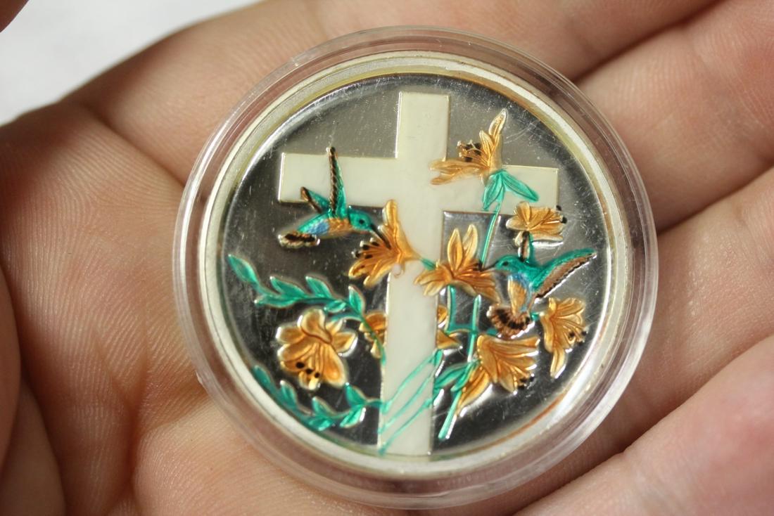 An Enamel One Troy Ounce .999 Silver Round: as shown