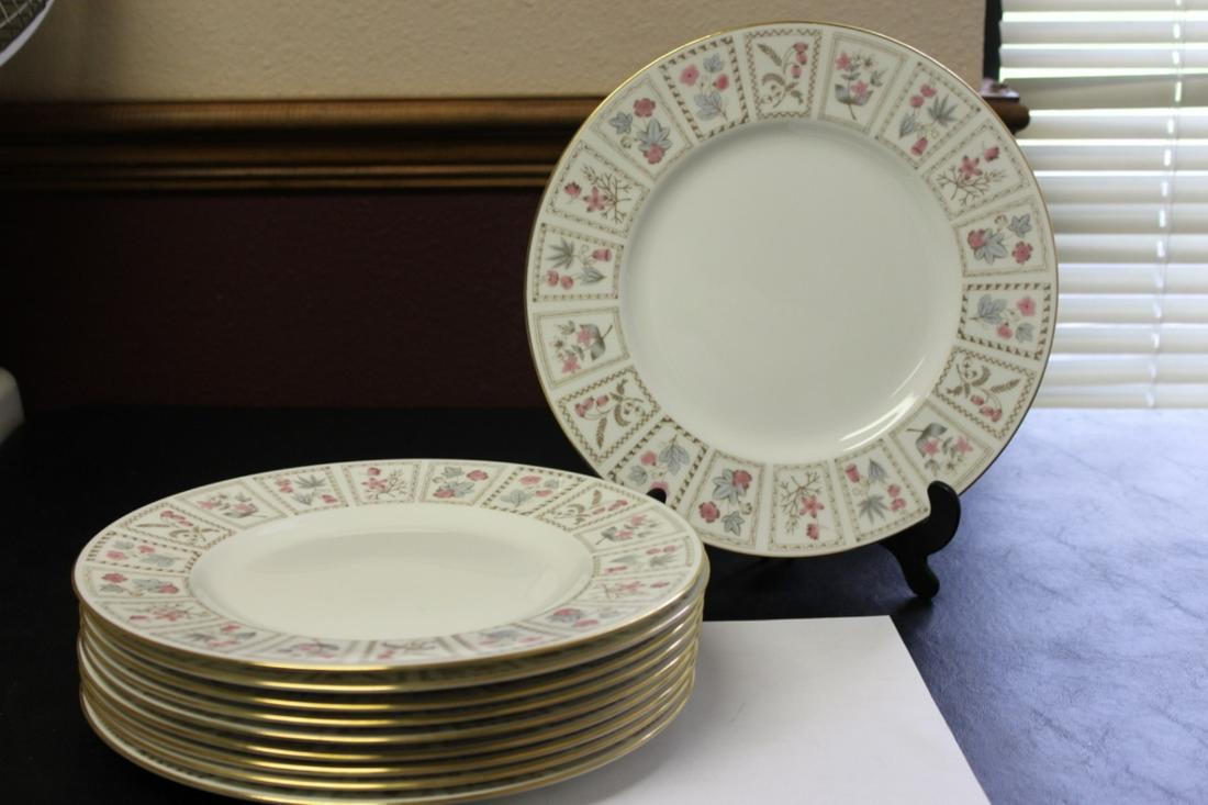 A Set of 10 Minton Dinner Plates: 10 1/2" in diameter