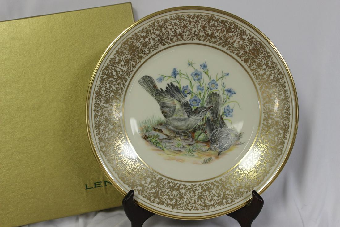 A Lenox Boehm Birds Collector's Plate: boxed with COA - 10 5/8" in diameter