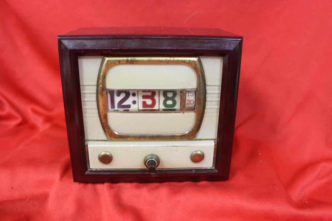 A Bakelite Clock: from the 1950's - 5 1/2" x 5"