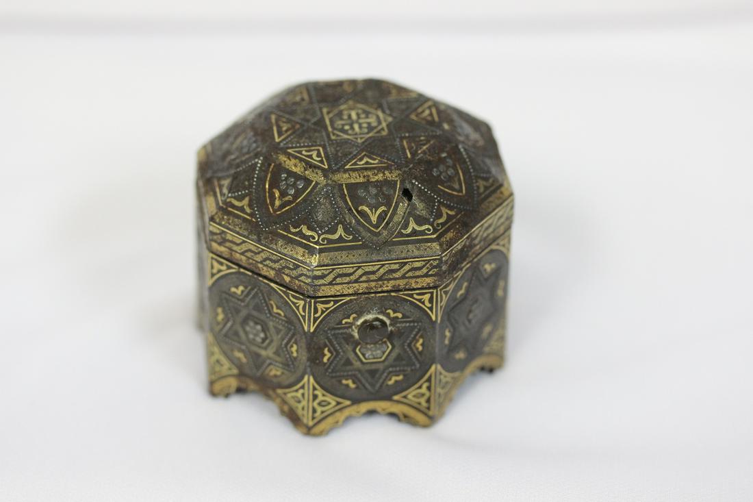 A Vintage Metal Trinket Box: Nicely inlaided, rusted - small loss - 2 1/8" in diameter