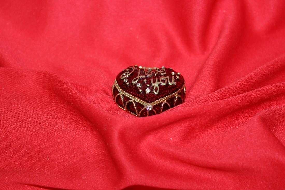 An Enamel Monet Trinket Box: 1 5/8" wide