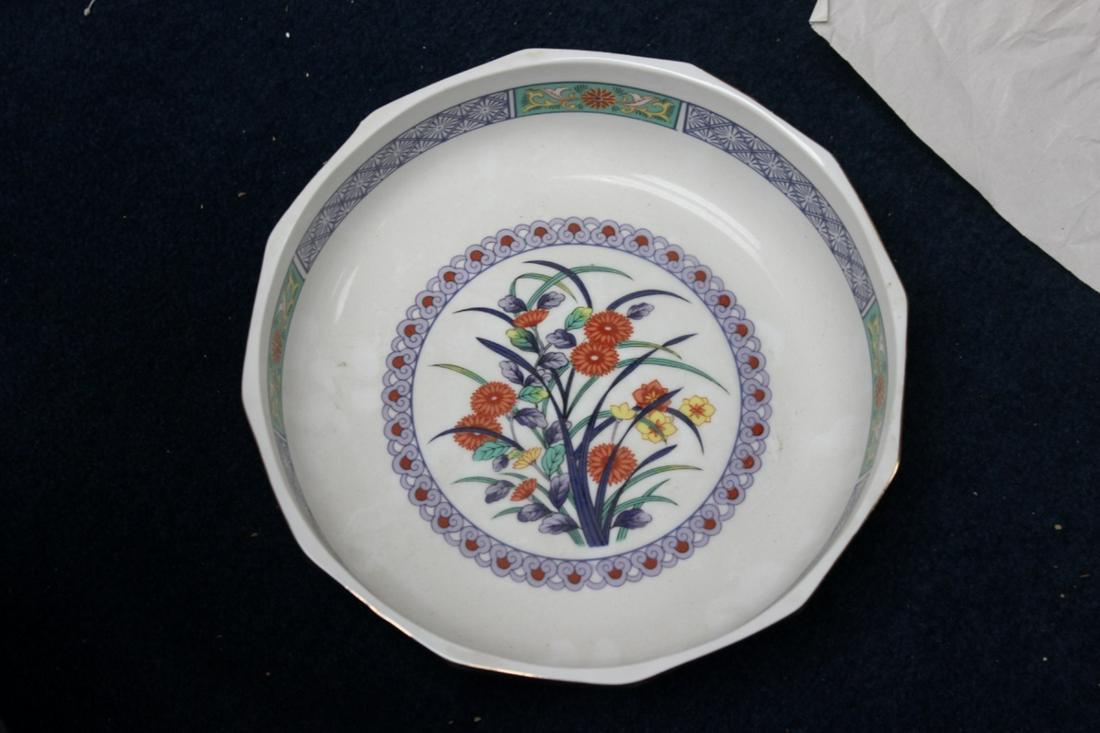 An Imari Signed Large Bowl Facet Design: 9 5/8 inches in diameter x 3 inches tall