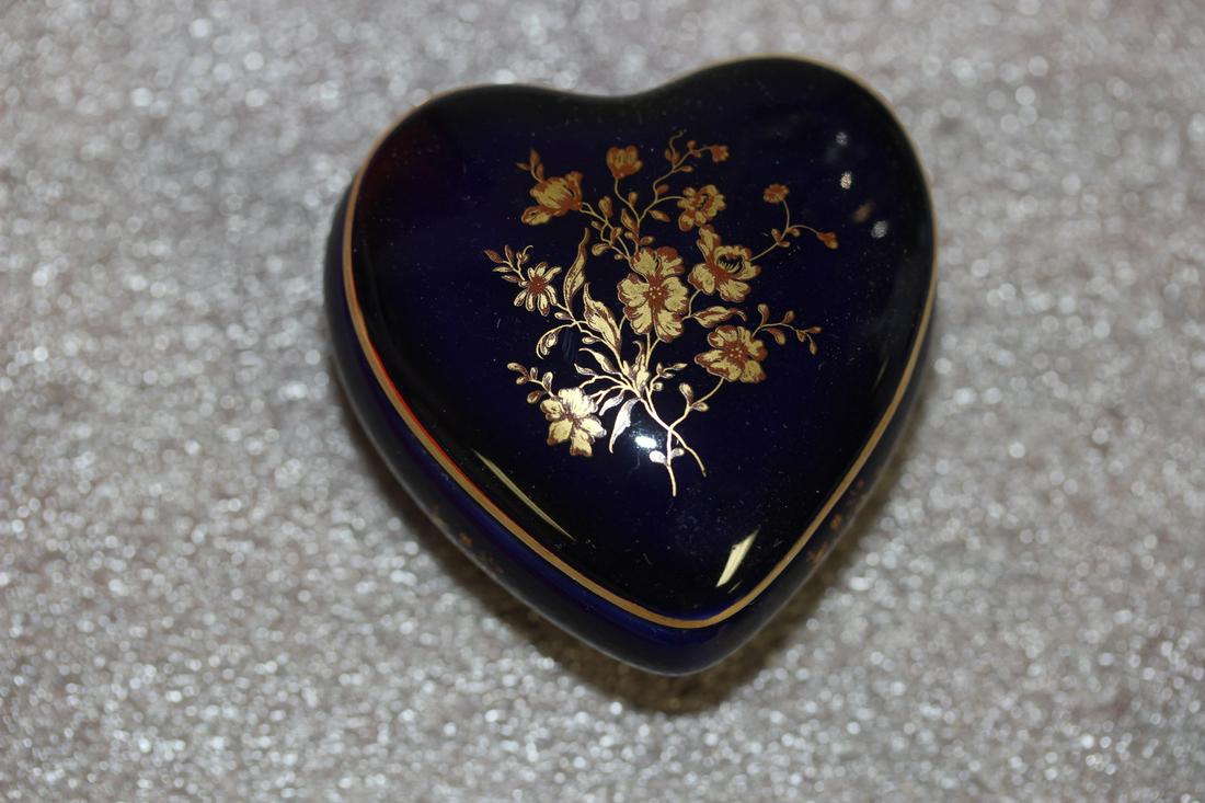 A Limoge Heart Shape Trinket Box: 2 1/2" in diameter