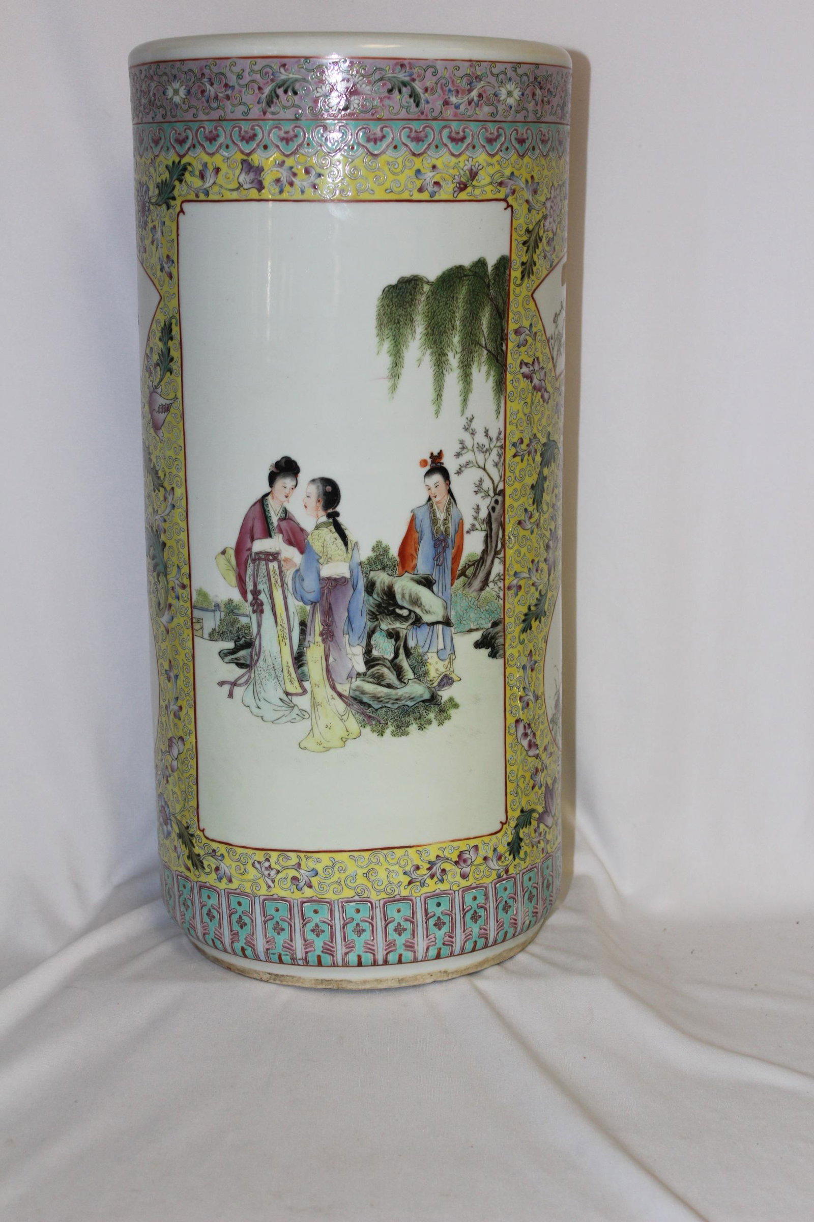 A Vintage Famille Jaune Chinese Umbrella Stand: 17 3/4" tall