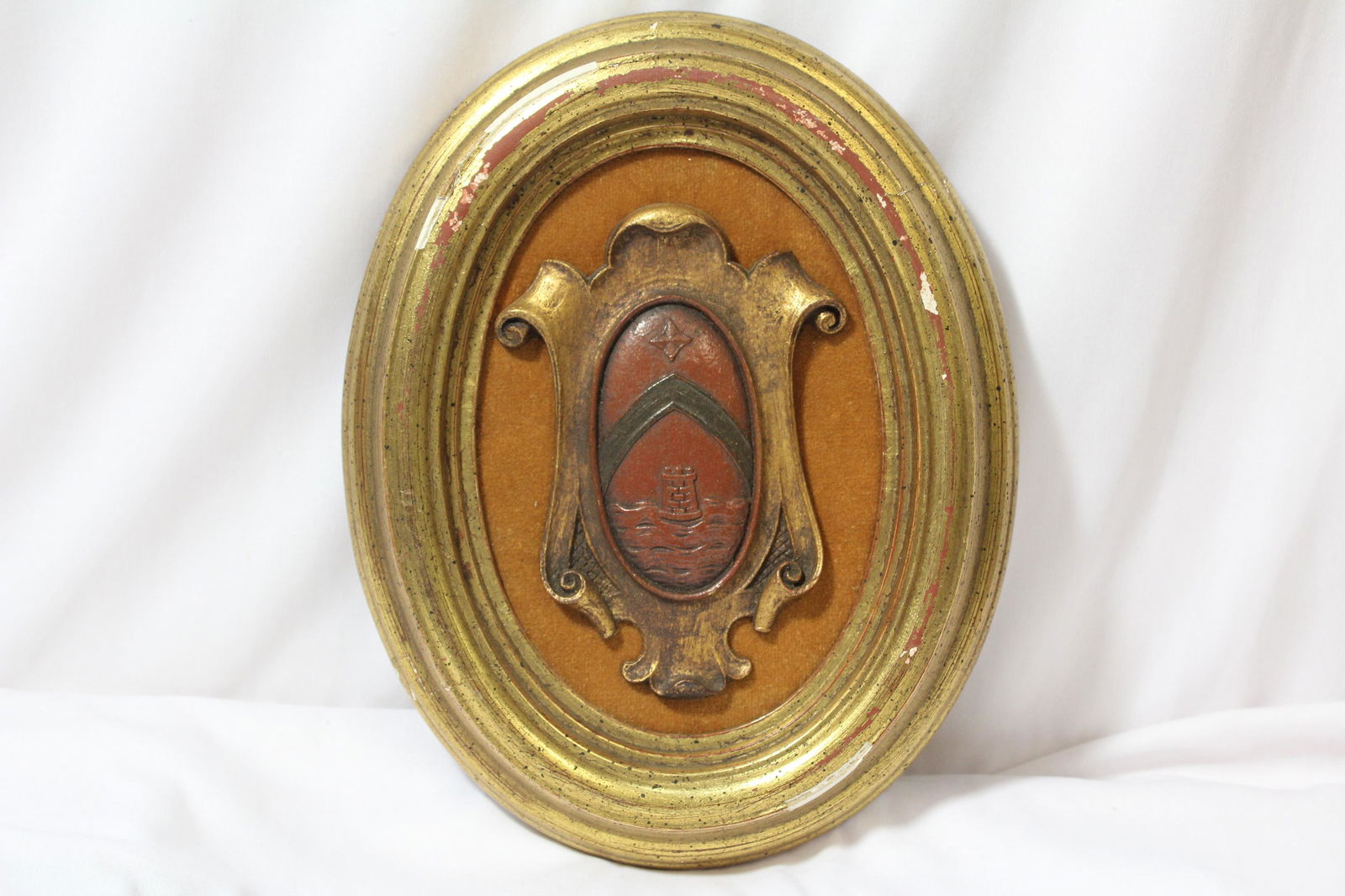 A Vintage Wooden Plaque Wall Hanger: 9 5/8" across