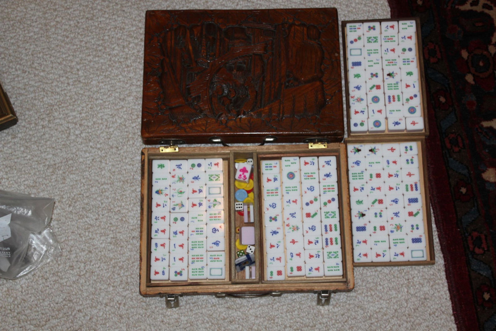 Vintage Chinese Mahjong Set: Total of 144 tiles - and an additional 4 blank tiles - Hinge of the box needs replacement. All lucite appears to be there.