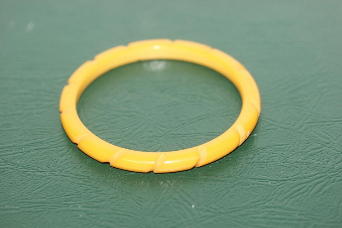 A Vintage Bakelite Bangle Bracelet: 2 3/8" inside diameter