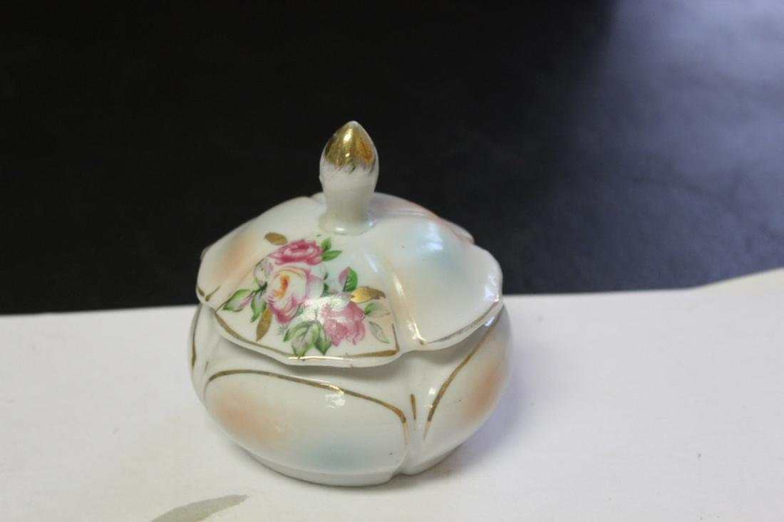 A Vintage Porcelain Jar with Lid: 3 7/8 inches tall
