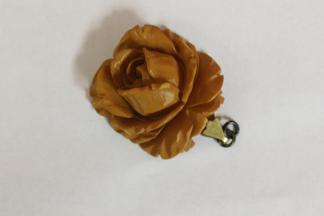 A Bakelite Floral Pendant: as shown