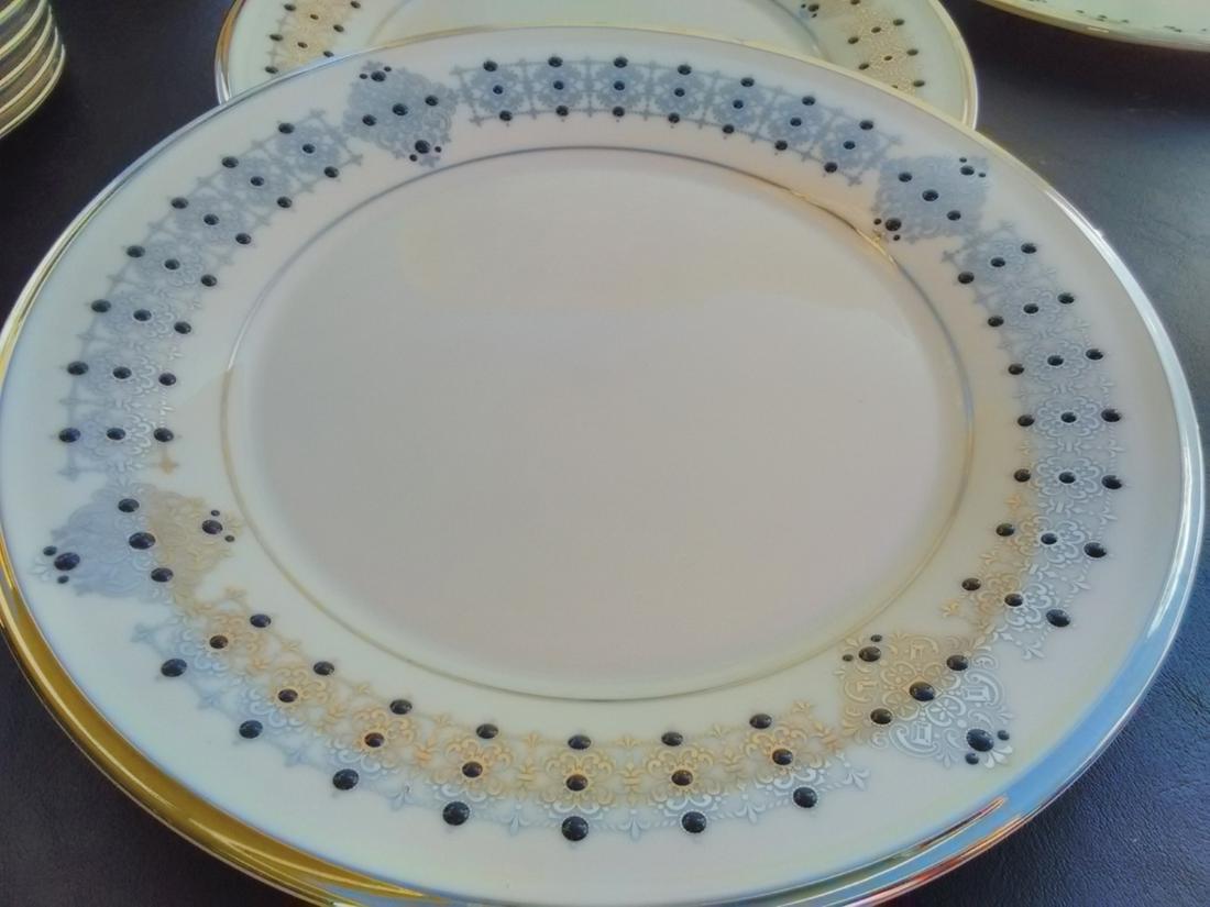 Set Of 6 Lenox Dinner Plates - Solitaire Pattern: 9 1/2 inches in diameter