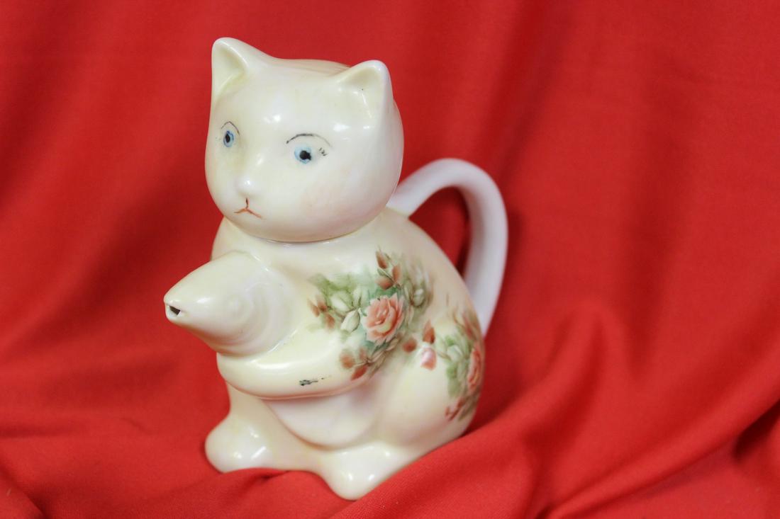 A Cat Form Teapot: Made in China - 5 1/2" tall