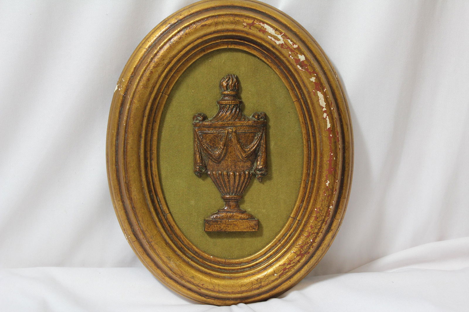 A Vintage Wooden Plaque Wall Hanger: 9 5/8" across