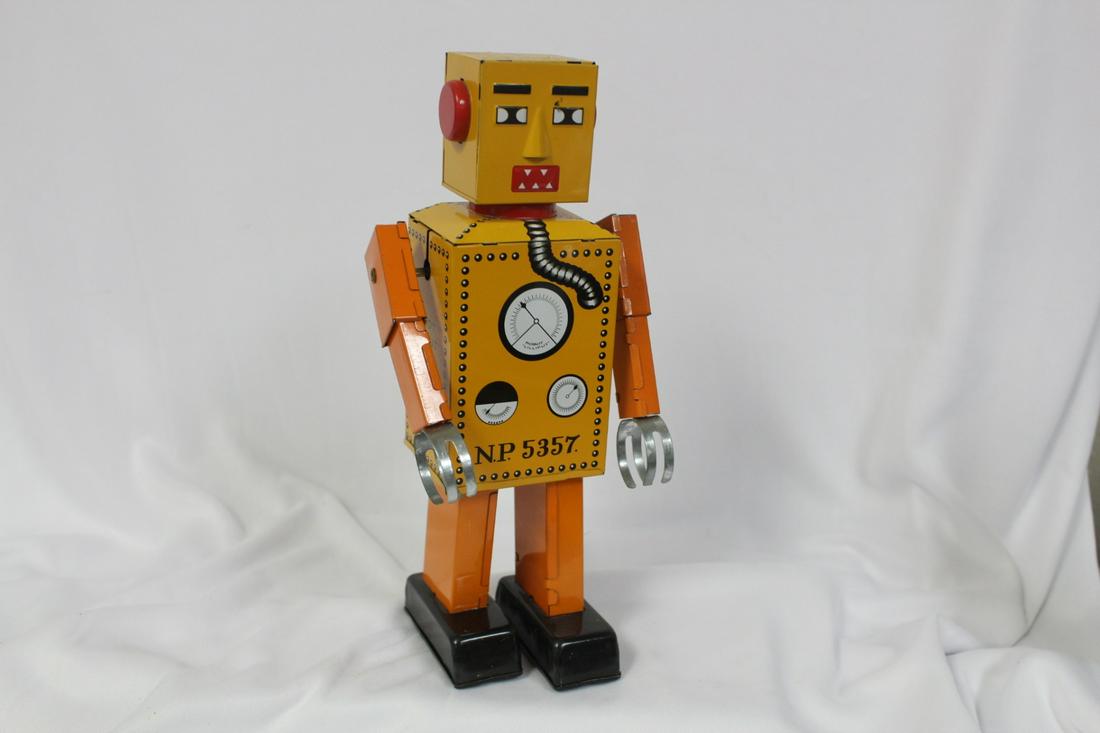 A Metal Robot: Please note: missing key to wind the robot - 8 3/4" tall