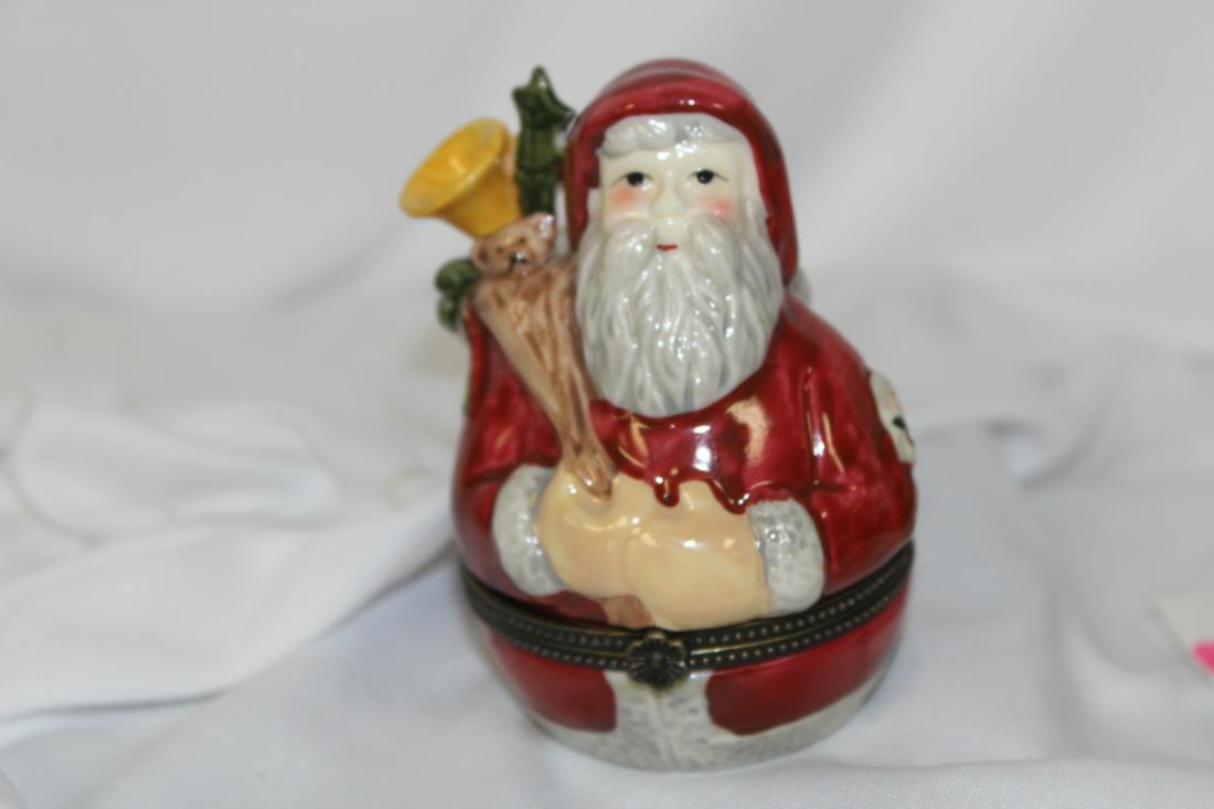 A Villeroy and Boch Trinket Box: 3 3/4" tall