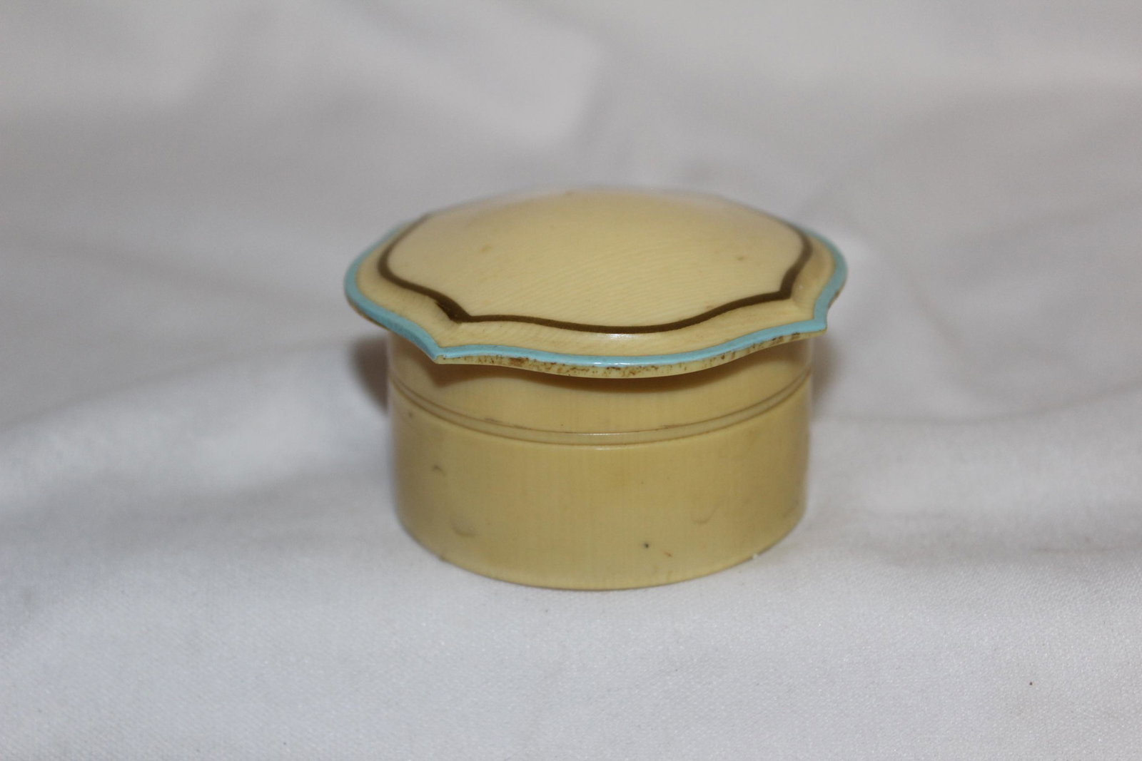 A Bakelite/Plastic Trinket Box: 2 1/2" in diameter