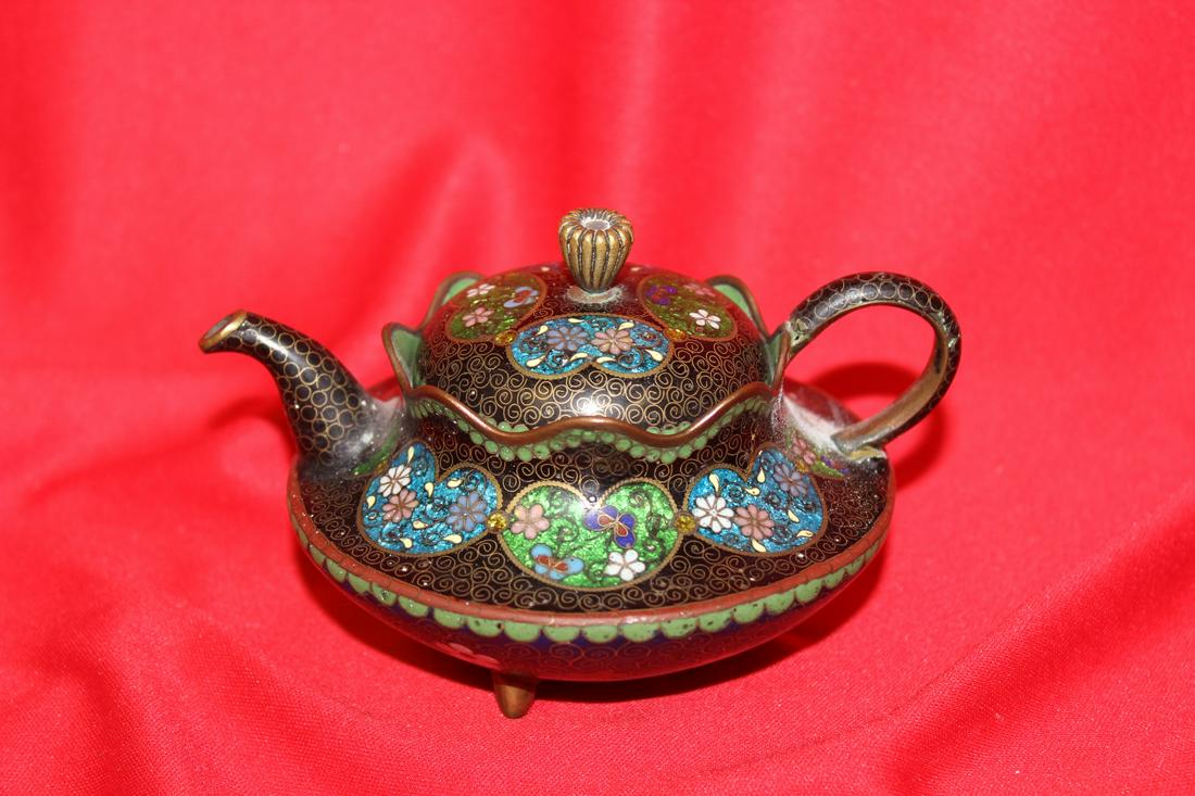 An Antique Japanese Cloisonne Teapot: 5 inches across