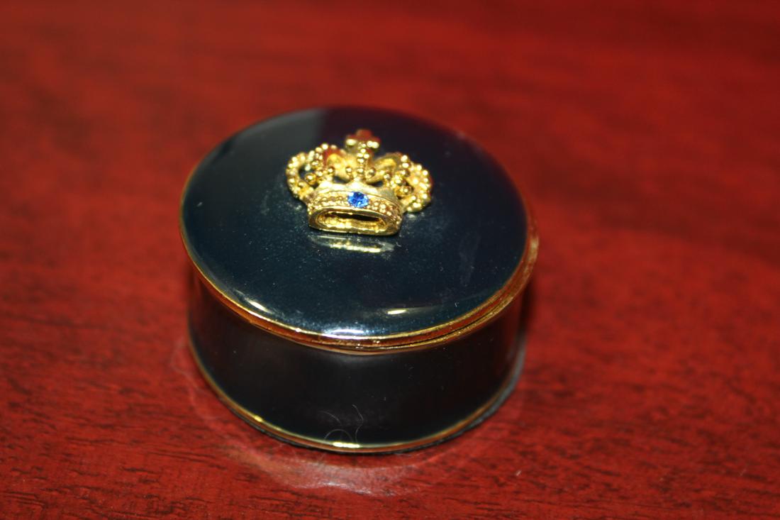 An Enamel Pill Box: 1 1/2" in diameter