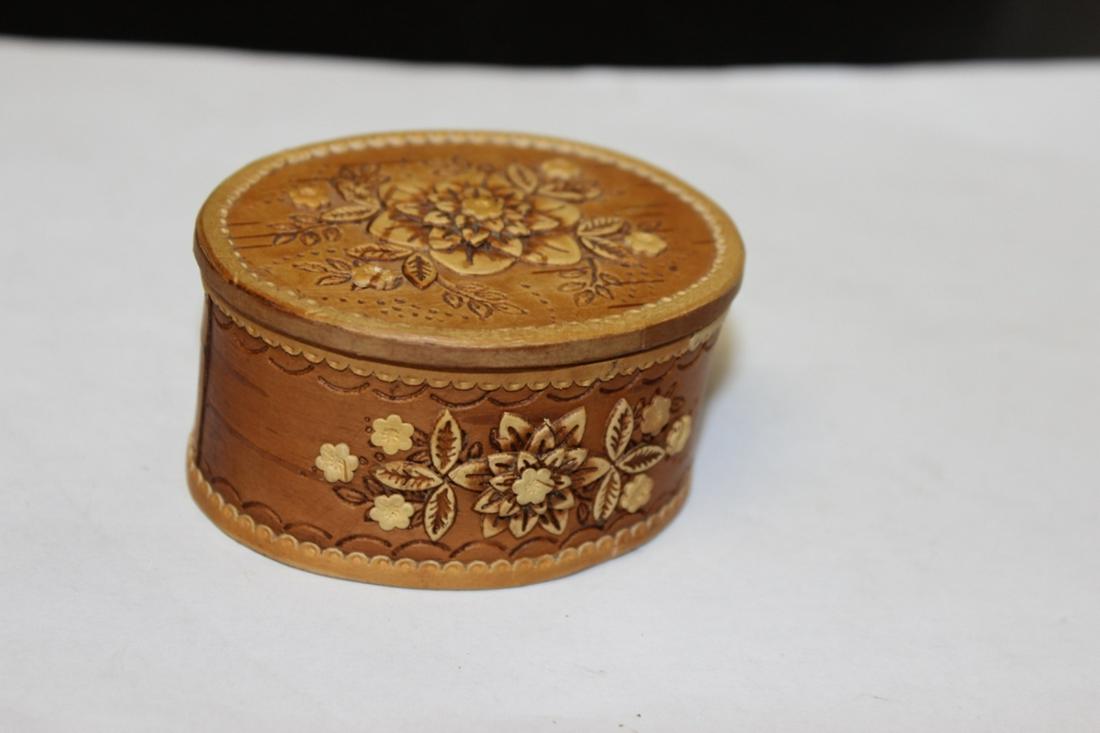 A Russian Birch Bark Wood Folk Art Container: 3" in diameter - 1 1/2" tall