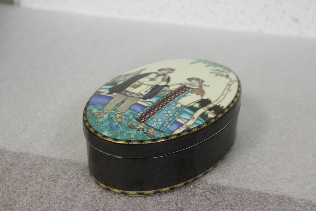 A Heinrich Villeroy and Boch Porcelain Trinket Box: German - 6" in diameter