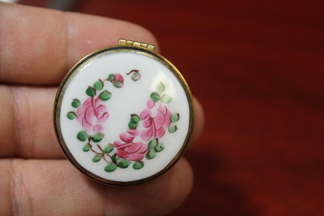 A Porcelain Pill Box: 1 1/8" in diameter