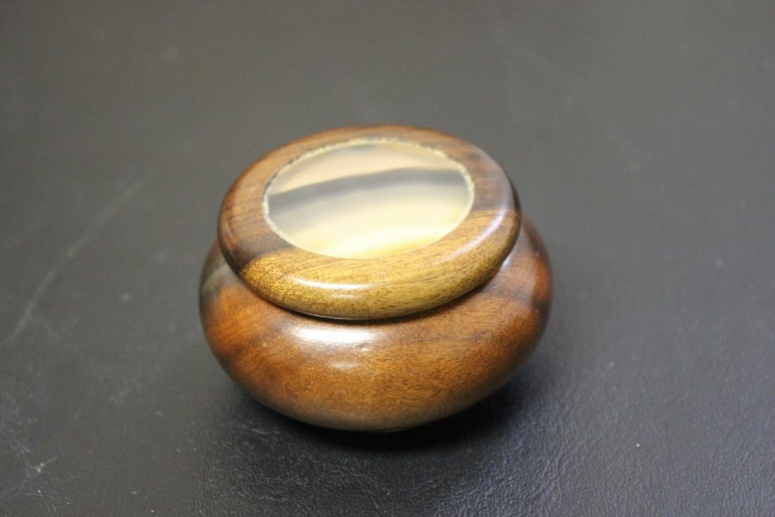 A Small Agate/Wood Box - Round: 2 1/2" in diameter