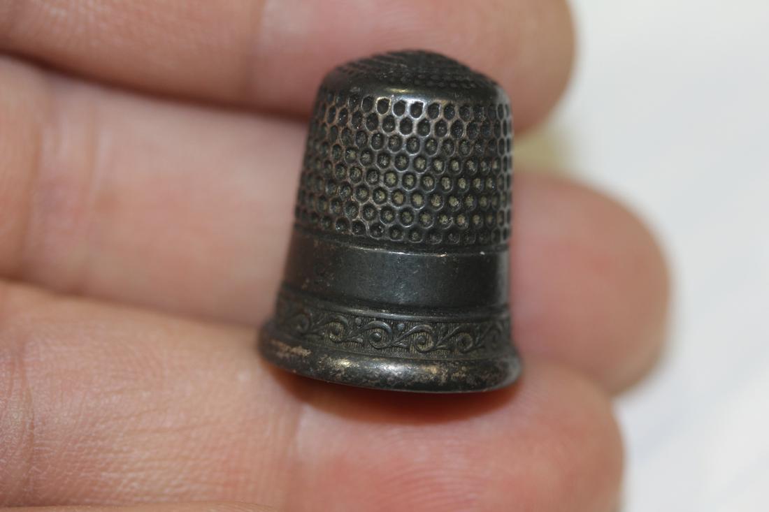 A Sterling? Thimble: needs cleaning - unmarked