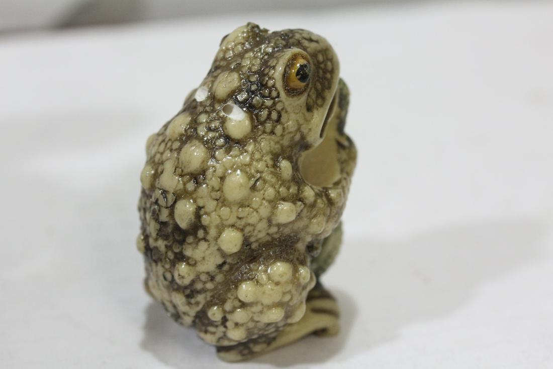 A Resin Frog Netsuke: 2 1/4" tall